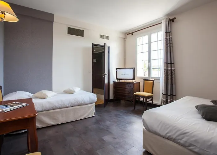 Restaurant Plaisance-piscine Couverte Et Chauffee- Proche Sarlat- 3* ヴィトラック